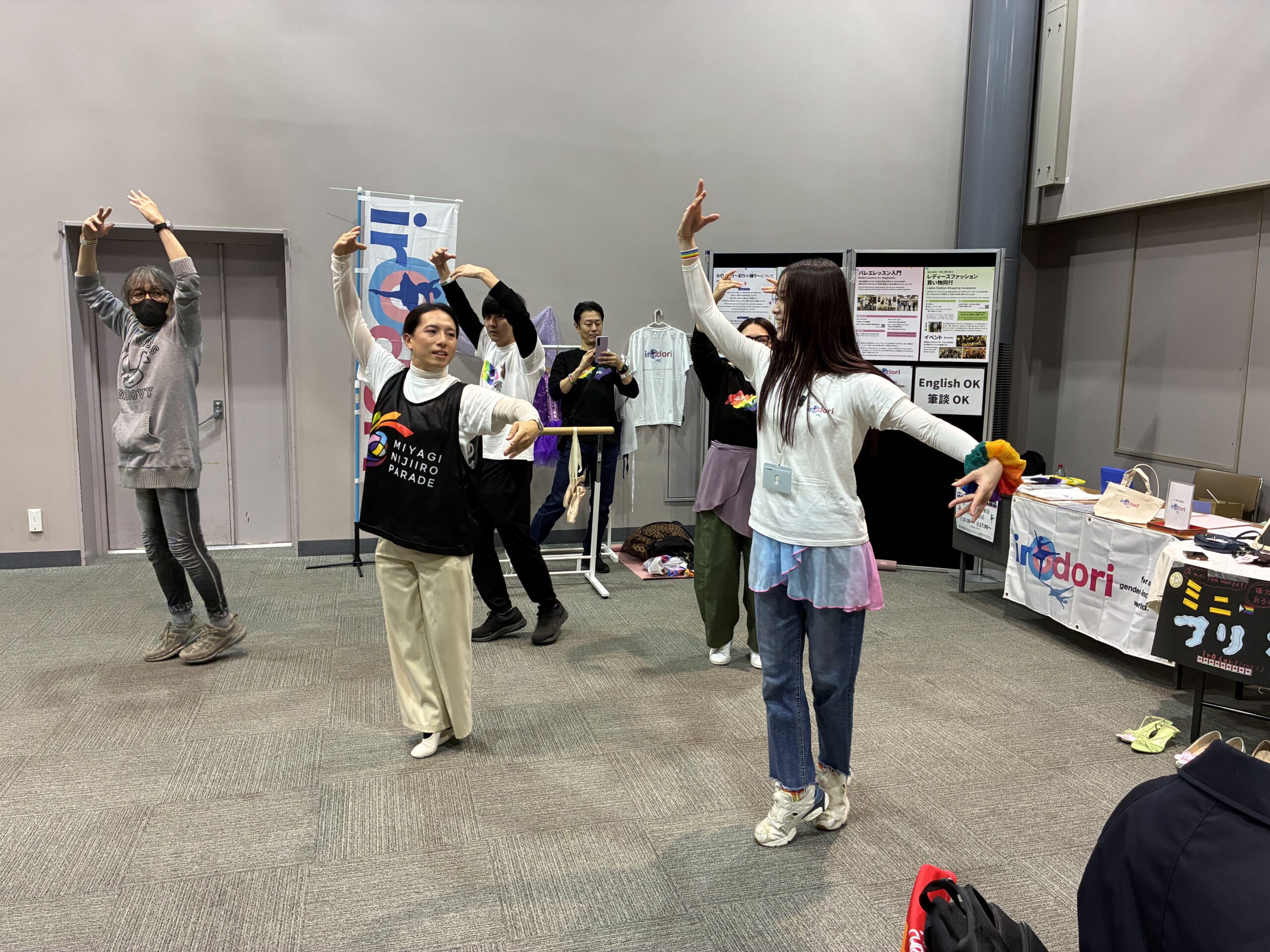 ワンコインバレエ体験会にて、メインの講師をつとめたひっしーを中心に、同じポーズを真似る参加者