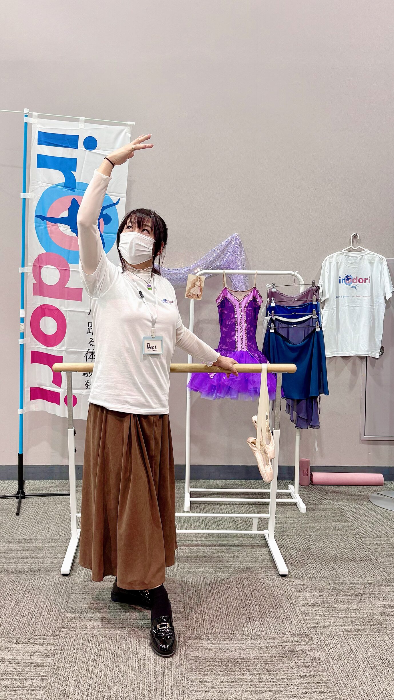 バレエレッスンの雰囲気を味わえるフォトブースにて、バーに手を掛けポーズをとるメンバー