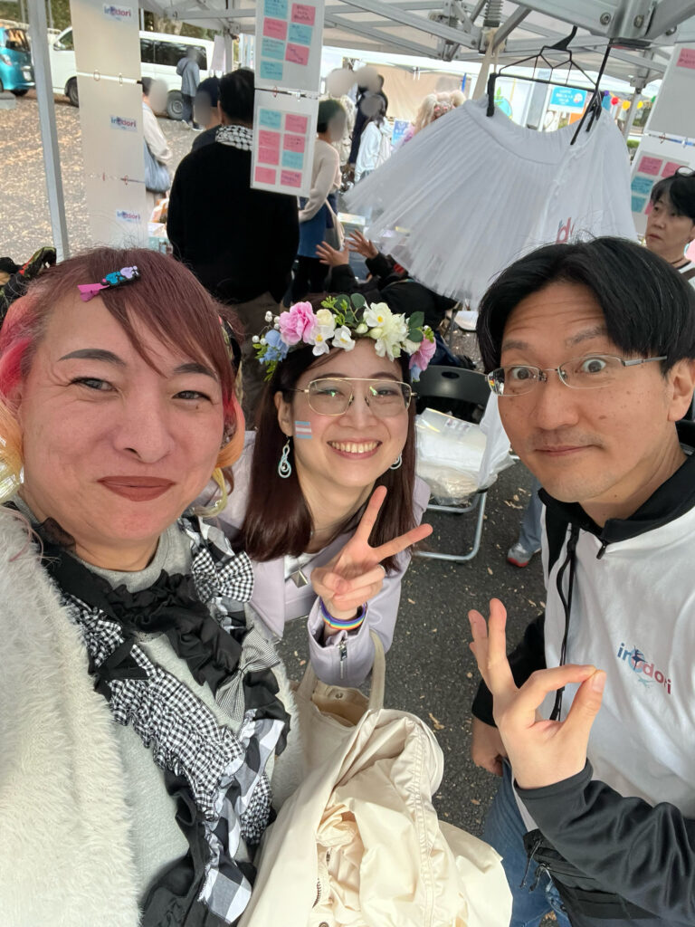 ブース内で記念撮影。背景には展示されたチュチュボンやメッセージが記載された水色とピンクの付箋が並ぶ。
